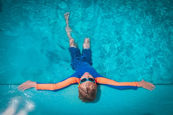 Garçon heureux détendu dans la piscine — Photo