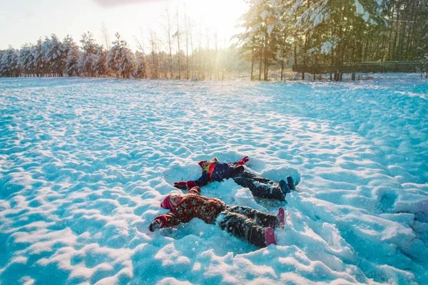 Дети играют зимой — стоковое фото