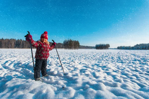 Heureux fille mignonne ski en hiver nature, enfants sport saisonnier — Photo