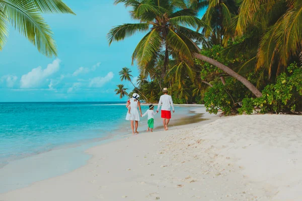 Familia feliz con los niños a pie en la playa tropical — Foto de Stock