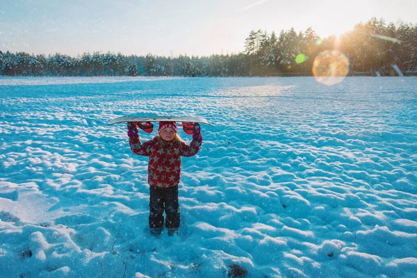 Χειμερινό σπορ με snowboard. Χαριτωμένο κορίτσι με snowboard πρόκειται να γλιστρήσει στη φύση του χειμώνα — Φωτογραφία Αρχείου