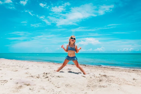 Gelukkig schattig klein meisje op strand vakantie Rechtenvrije Stockafbeeldingen