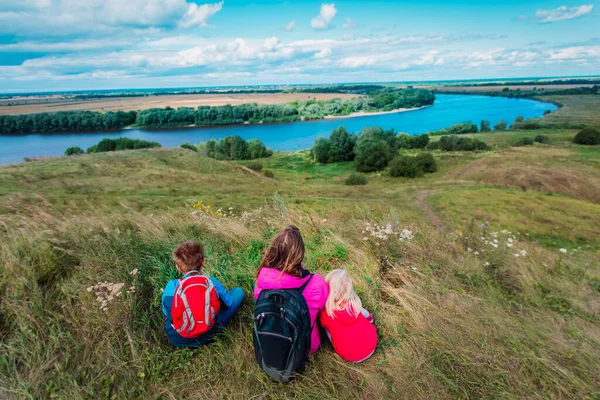 Moeder en kinderen reizen in de natuur, familie op zoek naar schilderachtig uitzicht Stockfoto