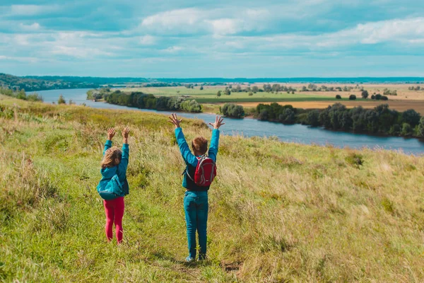 Gelukkig kinderen reizen in de natuur, jongen en meisje genieten van schilderachtig uitzicht Rechtenvrije Stockfoto's