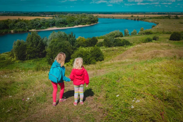 Niños viajan en la naturaleza, niñas disfrutan de vista panorámica —  Fotos de Stock