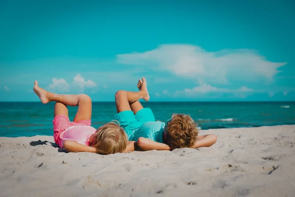 Glücklicher Junge und Mädchen entspannen am tropischen Strand — Stockfoto