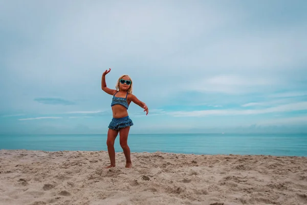 Cute happy girl dance on beach vacation — Stock Photo, Image