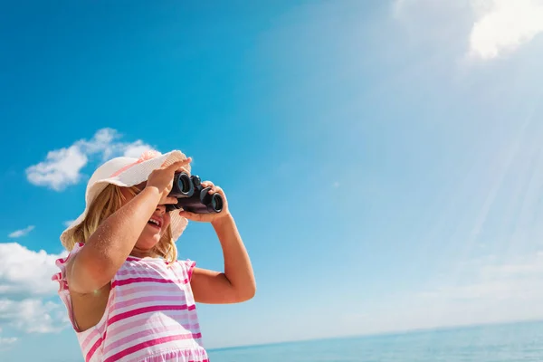 Feliz linda niña viajar en la playa — Foto de Stock