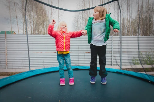 Glückliche Mädchen genießen das Trampolinspringen - draußen im Hinterhof — Stockfoto