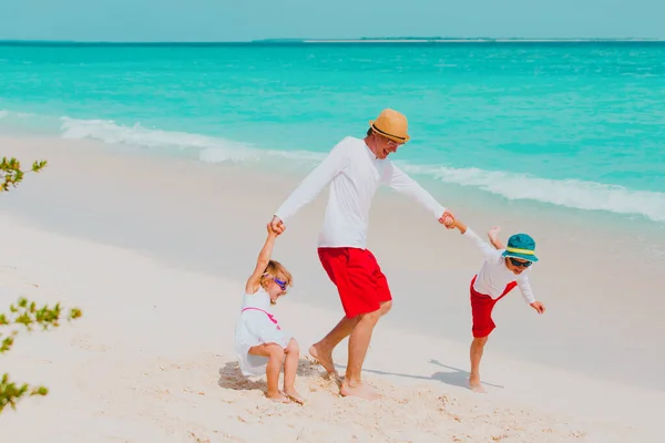 Feliz padre con hijo e hija jugar en la playa —  Fotos de Stock