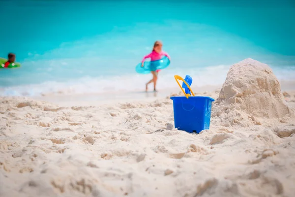 Giocattoli per bambini e bambina giocano con acqua sulla spiaggia — Foto Stock