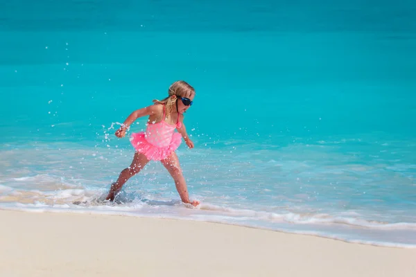 Feliz niña jugar con el agua en la playa, vacaciones en familia —  Fotos de Stock