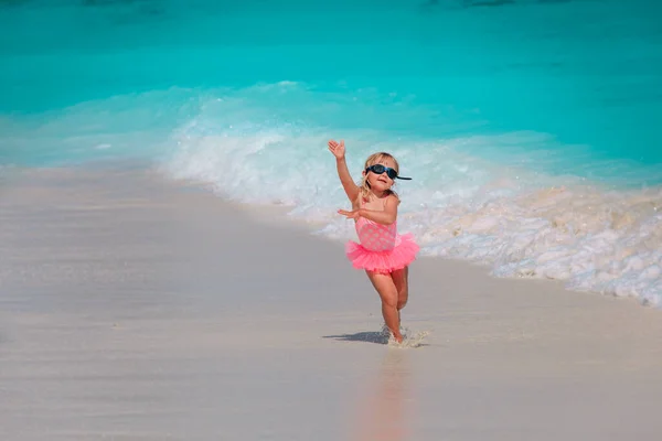 Feliz niña jugar con el agua en la playa, vacaciones en familia —  Fotos de Stock