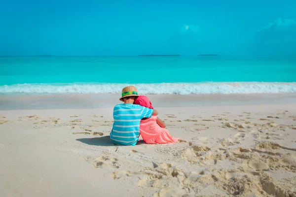 Feliz niño y niña abrazo en vacaciones en la playa —  Fotos de Stock