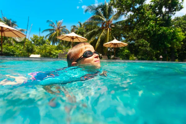 Kinderschwimmen im tropischen Badeort, Familienurlaub — Stockfoto