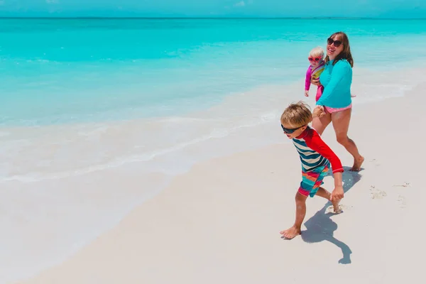 Mère heureuse et les enfants profiter des vacances à la plage, la famille s'amuser — Photo