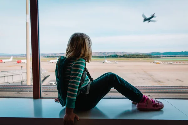 Liten flicka väntar på flygplatsen, familjeresor — Stockfoto
