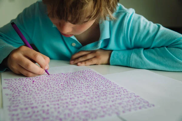 Barn skriva och lära sig nummer, autism eller asperger syndrom, psykisk hälsa — Stockfoto