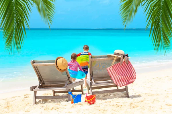 Glückliche Familie im luxuriösen Urlaub am tropischen Strand lizenzfreie Stockfotos