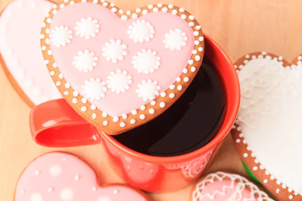 Kaffe koppen och hjärtat cookies — Stockfoto