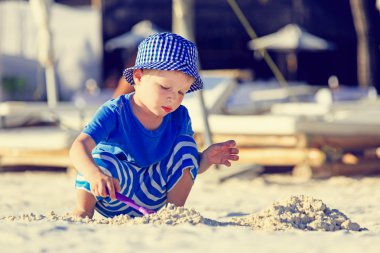 tropik sahilde oynarken küçük çocuk
