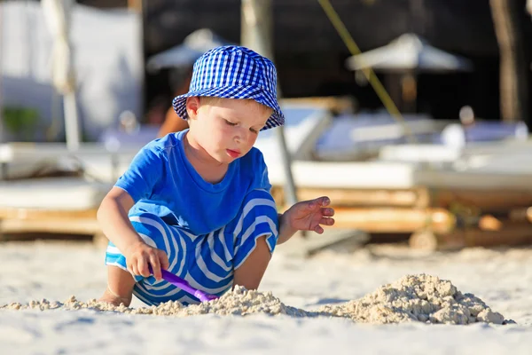 Mały chłopiec gra na tropikalnej plaży — Zdjęcie stockowe