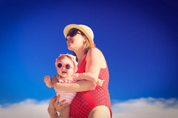 엄마와 아기 푸른 하늘에 대 한 해변에 — 스톡 사진