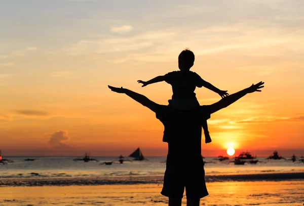 Père et fils s'amusent au coucher du soleil — Photo