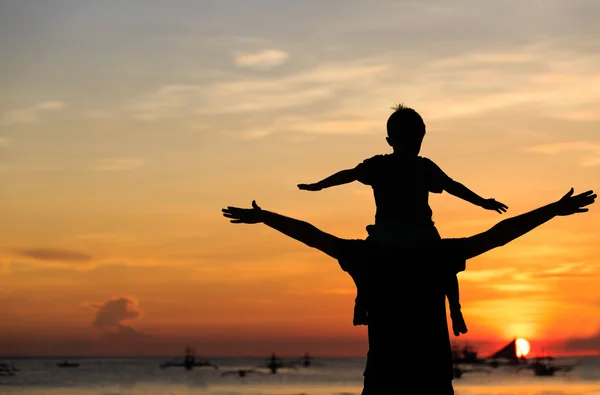 Père et fils s'amusent au coucher du soleil — Photo