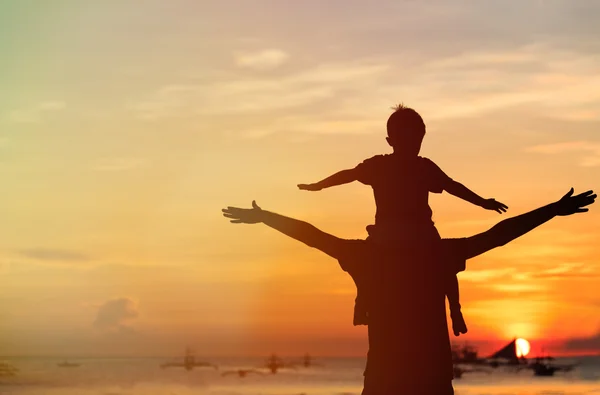 Père et fils s'amusent au coucher du soleil — Photo