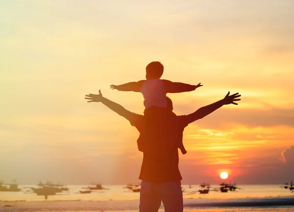 Vader en zoon plezier op zonsondergang — Stockfoto