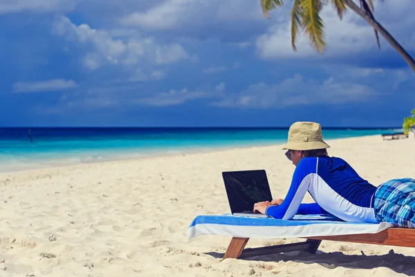 Man with laptop on beach vacation — Stock Photo, Image