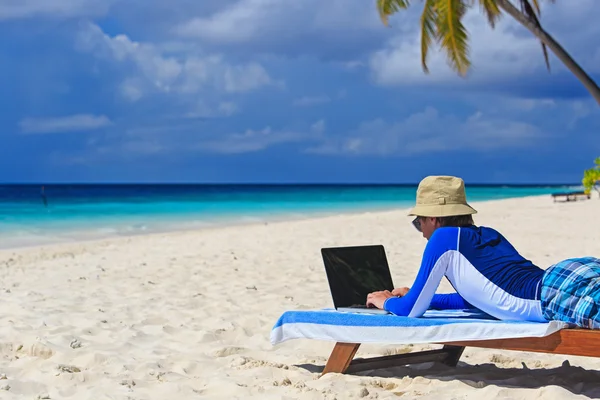 Man med laptop på strandsemester — Stockfoto