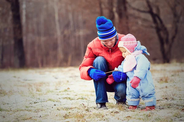 Apa és kis lánya játszott télen — Stock Fotó