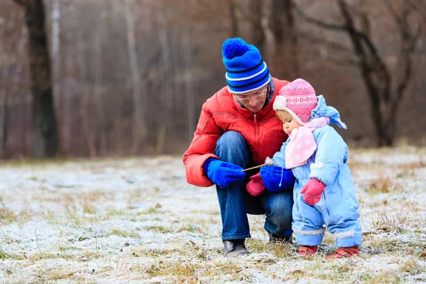 Father and little daughter playing in winter — Stock Photo, Image