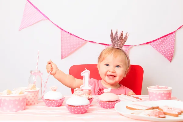 Pequena princesa na primeira festa de aniversário — Fotografia de Stock