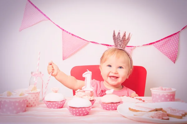 Piccola principessa alla prima festa di compleanno — Foto Stock