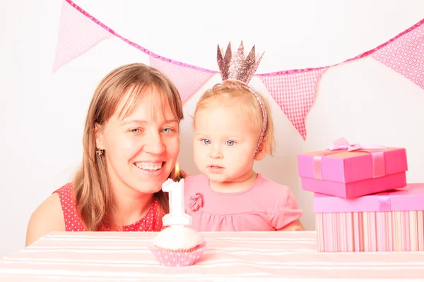 Mor och liten flicka på första födelsedagsfest — Stockfoto