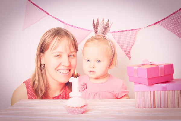 Mor och liten flicka på första födelsedagsfest — Stockfoto