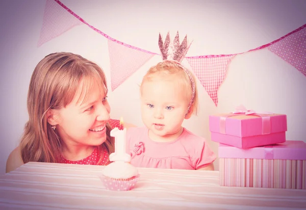 Madre e bambina alla prima festa di compleanno — Foto Stock