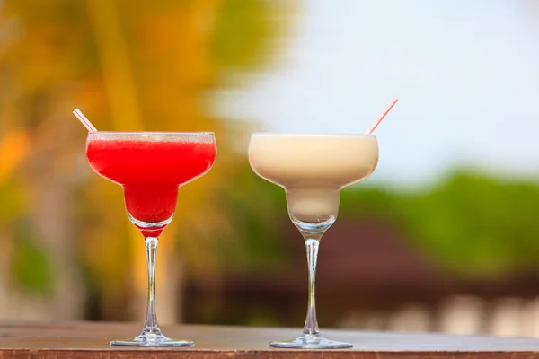 Two cocktails on tropical vacation — Stock Photo, Image