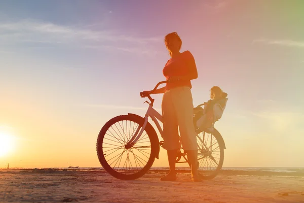 Mãe e bebê de bicicleta ao pôr do sol — Fotografia de Stock