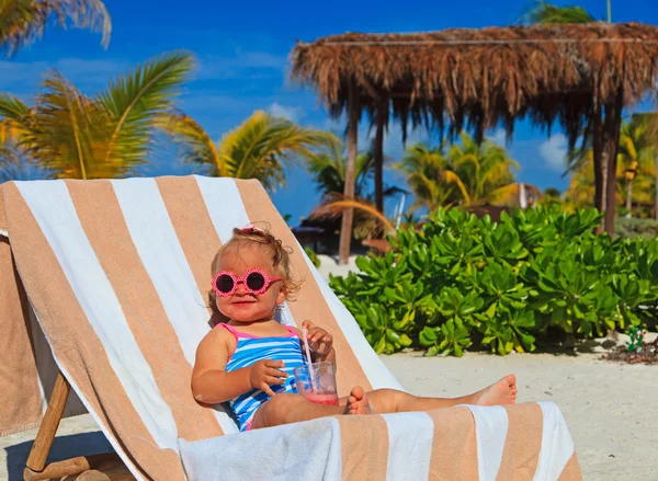 Meisje sap drinken op tropisch strand — Stockfoto