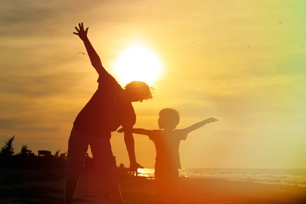 Pai e filho se divertindo ao pôr do sol — Fotografia de Stock