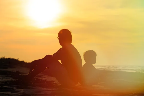 Pai e filho olhando para o pôr do sol — Fotografia de Stock
