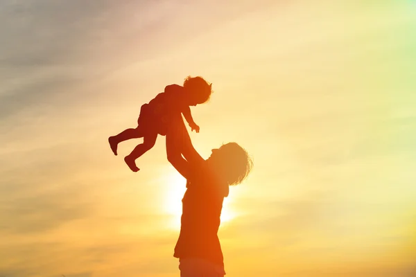 Батько і маленька дочка на заході сонця — стокове фото