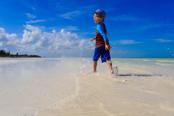 Kisfiú fut a tropical beach — Stock Fotó