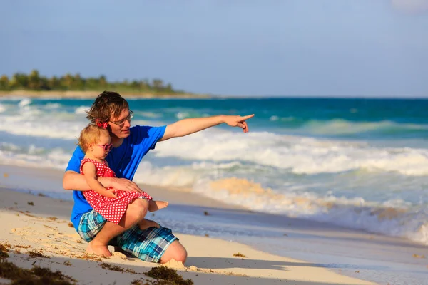 Padre e hija divirtiéndose en la playa — Foto de Stock