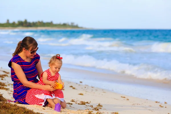 Mother and little daughter on tropical beach — Stock Photo, Image