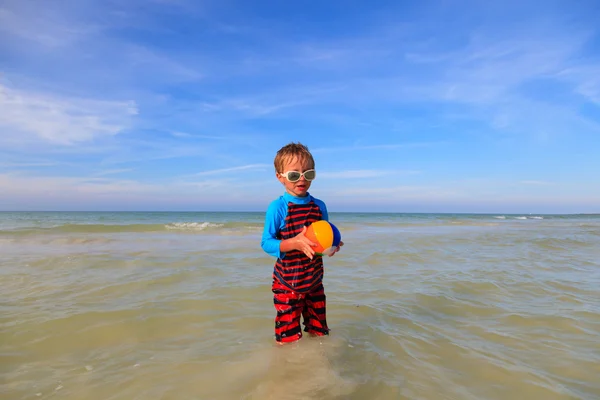 Mały chłopiec grać w piłkę na plaży — Zdjęcie stockowe